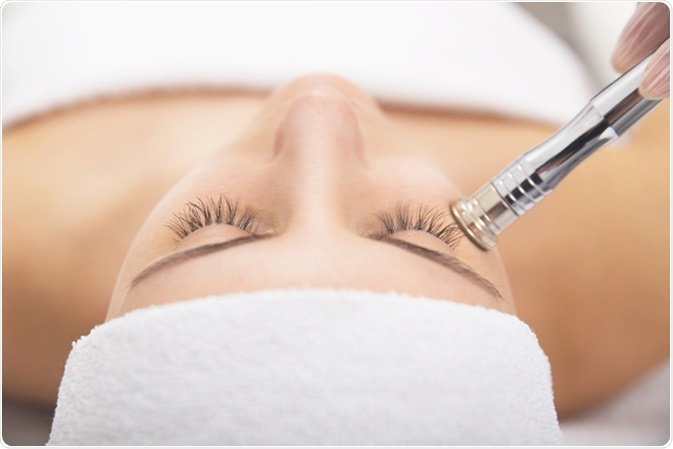 Microdermabrasion. Image Credit: Neeila / Shutterstock